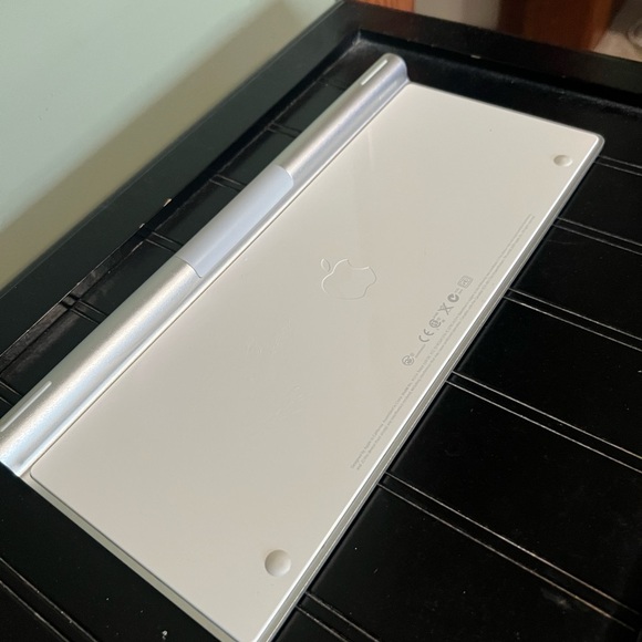 Apple Wireless Keyboard A1314 for Home Office - Picture 3 of 3